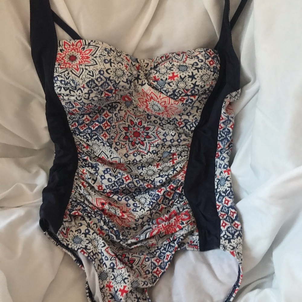 One piece flattering swim suit sz 8